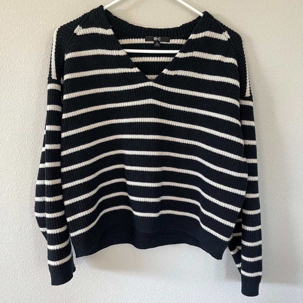 Uniqlo Black White V-Neck Striped Sweater